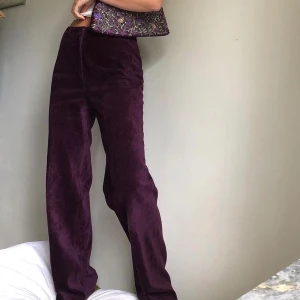  Manchesterbyxor  - Ganska högmidjade, vinröda manchesterbyxor. Så fina nu på hösten och de är assköna💌