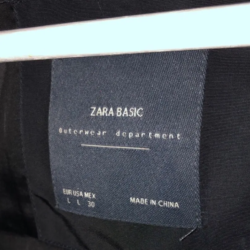 Marin blå vinterjacka  från Zara knappt använd ingen luva ✨. Jackor.