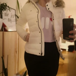 Hilfiger vinterjacka. Xs oanvänd!!!  - Super snygg Hilfiger jacka 