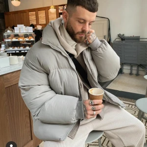 Cold Laundry Puffer - Unisex Cold Laundry grey puffer. Köptes för 1 år och har blivit används sparsamt. Bra kvalité.Kostade 1800 kr och färgen "grey" såldes ut på 3 h. Perfekt julklapp för de kallare kommande månaderna av vintern och funkar bra in i våren. Skriv vid intresse