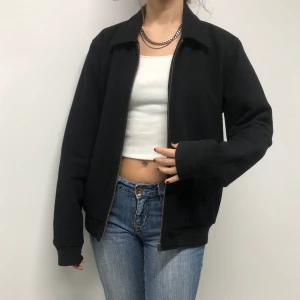 Svart fodrad jacka - Svart skön jacka från Asos! Personen är 170cm🥰