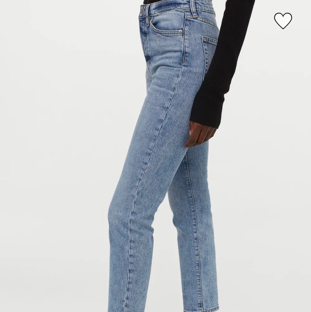 Säljer dessa mom jeans från HM, lita använda men bra skick. Ordinarie pris 300 kr. Pris kan diskuteras. Fler intresserade blir det budgivning. Frakt tillkommer, tror att frakten ligger på 66 kr. Jeans & Byxor.