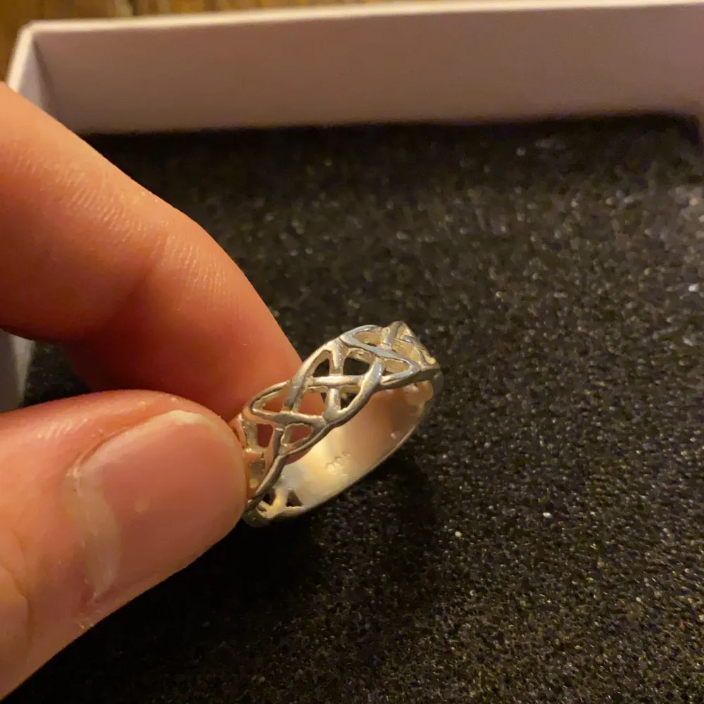 seams ring, storlek 10. Var liiite för stor för mig - 430kr nypris. Använd 1 gång. . Accessoarer.