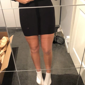 Fin tubbkjol  - En superfin tubbkjol som går att ha lång och kort. Köpt på vero Moda. Materialet är lite mönstrat vilket bidrar till en detalj i outfiten. I nyskick, knappt använd 