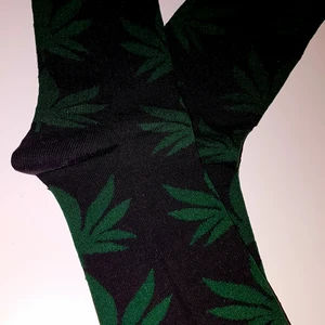 HUF strumpor hampa hopste cannabismönster  - Helt ny / oanvänd! Strumpor av den tyska märke HUF med cannabismönster. Finns inte i Sverige! De är One Size men passar bäst mellan storlek 39- 45