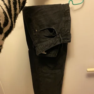 Mom jeans från stradivarius  - Säljer dessa då jag har ett par liknande jeans så jag har ingen användning för dessa längre. Har använt dem Max 3 gånger o skicket är fortfarande super bra. Högmidjade så de sitter som en smäck