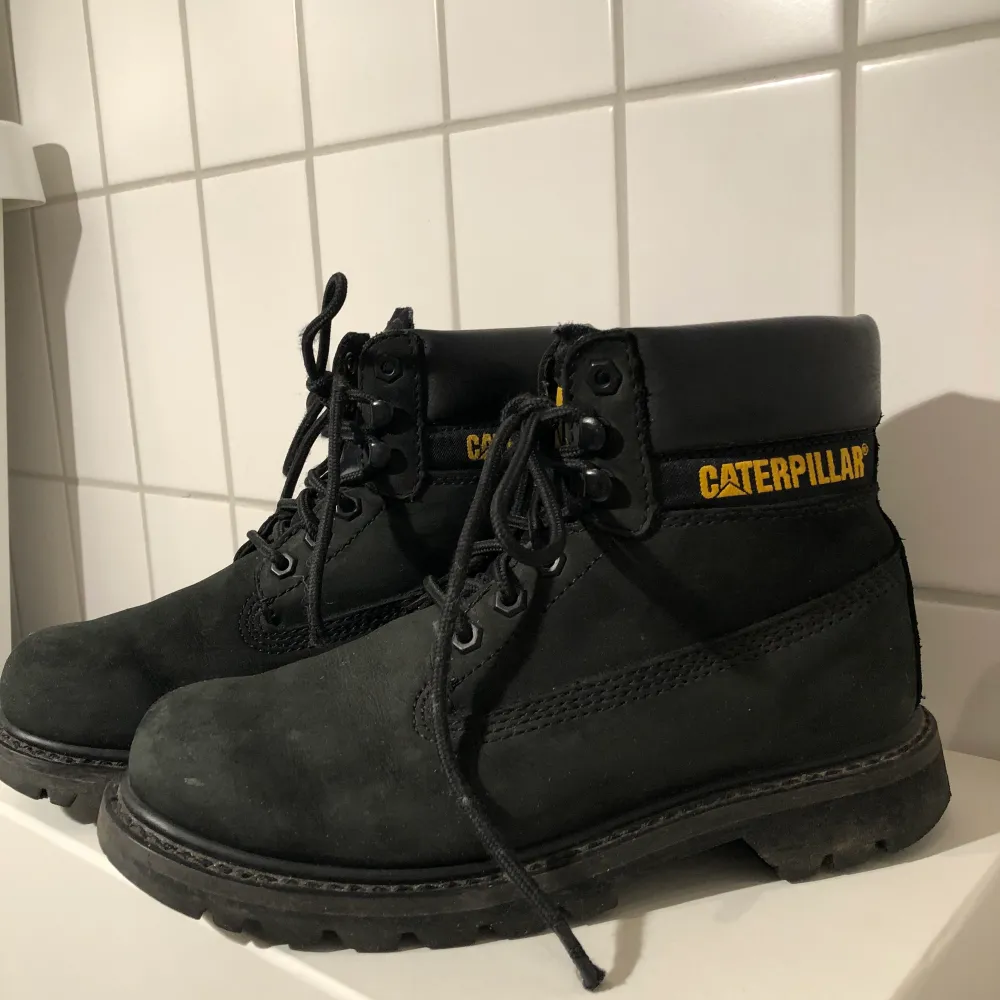 Välanvända Caterpillar boots svarta i storlek 39. Nypris: 1 149kr. Har ett slitmärke bak på hälen fler bilder finns om det önskas. 🥰 Köparen står för frakten 💌. Skor.
