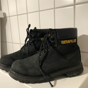 Caterpillar boots - Välanvända Caterpillar boots svarta i storlek 39. Nypris: 1 149kr. Har ett slitmärke bak på hälen fler bilder finns om det önskas. 🥰 Köparen står för frakten 💌