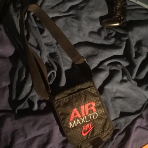 Nike väska - Bra skicka. Säljer för den passar inte min stil längre. 44kr frakt eller 125kr spårbart. Bud startar på 100kr eller köp direkt för 200kr. 