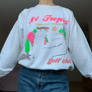 Vintage sweatshirt  - Vit sweatshirt köpt secondhand. Lite gulnad/svag gul fläck runt hals och litet hål på bröstet(se bilder), annars i gott skick! +66kr frakt