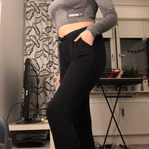 Svarta mjukisar  - Svarta mjukisbyxor från Rut & Circle, de ör i mycket fint skick! Nypris 199kr. Köparen står för eventuell fraktkostnad 🥰