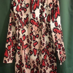 HM finare kollektion - Använd en gång. Cool klänning med axelvaddar, tyvärr för liten för mig nu! 