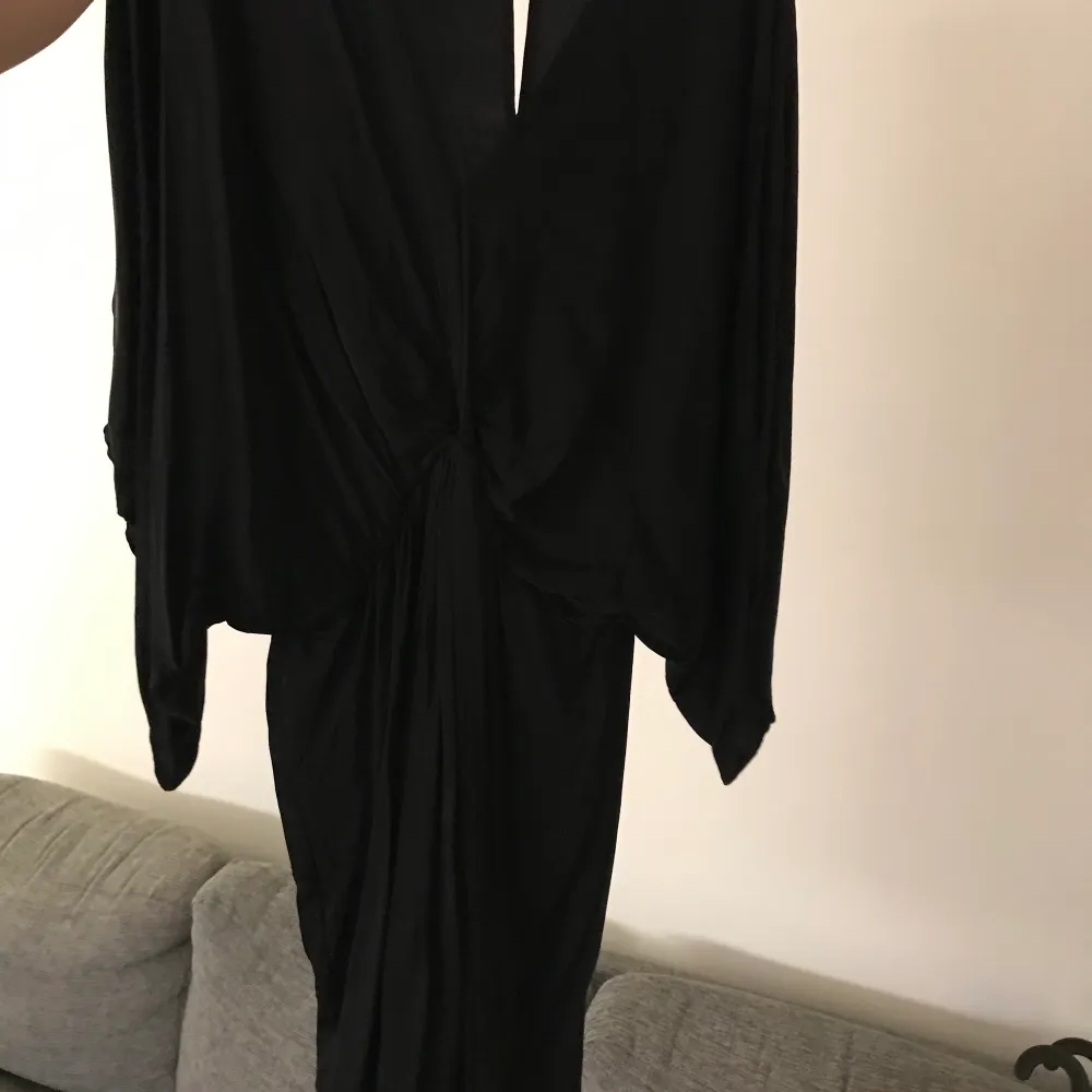Beautiful black dress silk type, worn once !. Klänningar.
