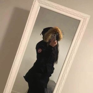 Canada goose parka  - Säljer nu min Canads goose då jag har ett antal jackor. Jackan är i Storlek S och det kommer med dens orginal påse som jackan låg i. Det finns inget kvitto men man kan ta den till en butik eller scanna koden i jackan som bevis på att den är äkta. Är storlek S men passar även Medium.