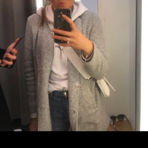 Kappa från Vero Moda - Säljer denna lite tunnare kappa från Vero Moda, strl S! I gott skick🥰🥰 Köparen står för fraktkostnaden, hör av er vid frågor!💗