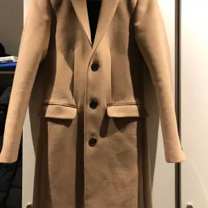 Beige/camel kappa rak modell, sitter väldigt snyggt. Köpt på river island. Storlek xxs i herr, motsvarar S dam. Använd ca 5 gånger. 