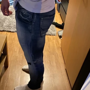 Jack & Jones Jeans Slim Fit - Bra skick, ej slitna, bekväma samt sitter snyggt. Anledning till att jag säljer: använder ej slimfit byxor längre. Nypris från butik 799 kr. Har använt byxorna circus 7 gånger.