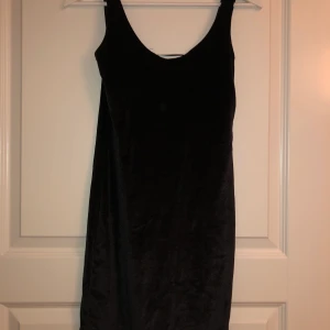 Sammetsklänning  - Svart tight sammetsklänning 