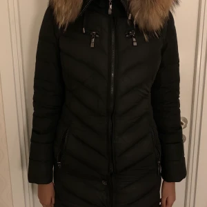 Hollies  - Säljer denna fina vinterjacka med äkta päls köpte den 2018 och använt 1 vinter. Säljer pga att den blivit för liten. Jackan är Strl 34(XS) men passar även för S. Köptes för 4000 kr. ❄️ 