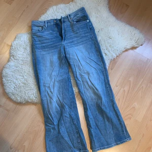 Wide jeans - Gamla vida jeans från hm. Säljes pga att de är för korta för mig som är 180 och har införskaffat nya, skriv för mer info, bilder osv💗 Frakt runt 50 kr.
