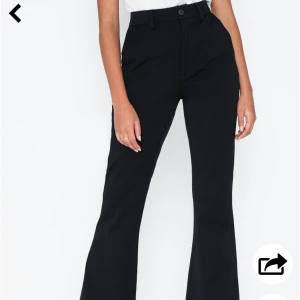 Kostymbyxor  - Svarta kostymbyxor i skönt material. De äe andvända men i fint skick. Nypris 499kr.