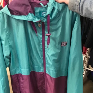 Sweet sktbs jacka - Jättecool och trendig ”vindjacka” från sweet sktbs. Sitter snyggt och baggigt på mig. Använd två gånger och i nyskick!✨ kan möta i gbg eller fraktar <3