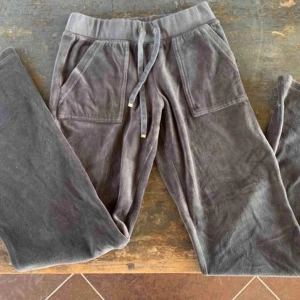 Juyit couture mjukinsbyxor  - Supper snygga mjukinsbyxor som är långa. De har två flickor på baksidan och två på framsidan. Mjukinsbyxorna är i sammet och Sitter bra på mig som är 1,70 cm. 300+ frakt💖💓 buda i kommentarerna. Avslutas nästa måndag💝