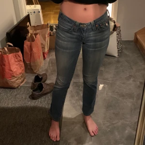 True religion jeans - Ljusblå jeans från true religion. Alldeles för korta för mig tyvärr, jag är 179 cm. Skulle gissa på att de passar någon som är 165-170 cm beroende på kroppstyp. Stl 28