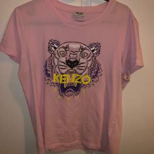 Äkta kenzo tshirt som köptes för 999kr, använd fåtal gånger. Budgivning går bra om flera är intresserade 