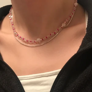 halsband 💕 - fett fint halsband med rosa och genomskinliga pärlor 🤍 hemmagjort men bra kvalitet!