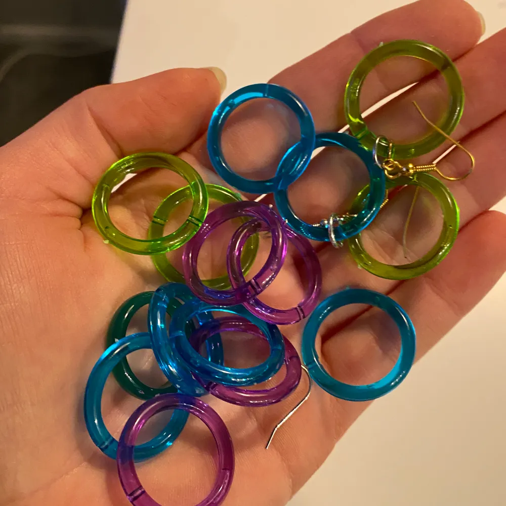 Klara plast ringar i färgerna💜💚💙. Mått i diameter: 1,8cm —- * en för 9kr, 2 för 15kr, 3 för 23kr  ——  lila  (SLUT) - blåa (5/6 kvar) - gröna. Jag kan göra örhängen av dem, (annons finns på min sida) . Accessoarer.