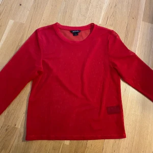 Röd meshtopp - Fin röd topp i meshmaterial, nästan aldrig använd! ☺️