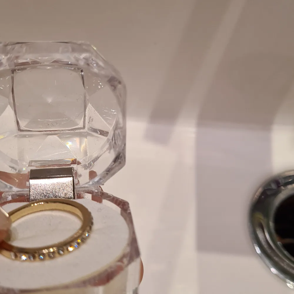 Super fin och enkel ring i strl S. Den har stenar i sig så den skimmrar/glittrar. Säljer för endast 25 kr, kontakta vid intresse☺💗. Accessoarer.
