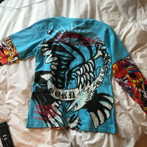 Ed Hardy tröja med långa armar. - Säljer nu en äkta ed Hardy tröja som köptes för typ 10 år sen av min mamma men den är aldrig använd. Den är precis som ny och har fortfarande prislappen kvar. Den köptes för 1100kr. Ni kan köpa för 300kr inkl frakt😄☺️ storlek m men passar S-L