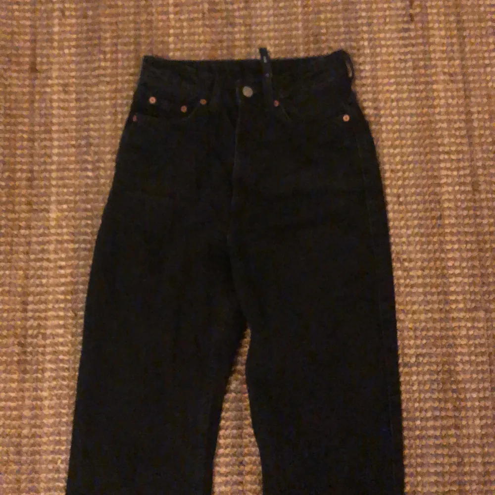 Säljer mina svarta rowe jeans ifrån weekday! Supersnygga men tyvärr för små för mig, knappt använda! Storleken är 24 i midjan och 32 i löngden( långa för mig som är 170)nypris 500 jag säljer för 200. Jeans & Byxor.