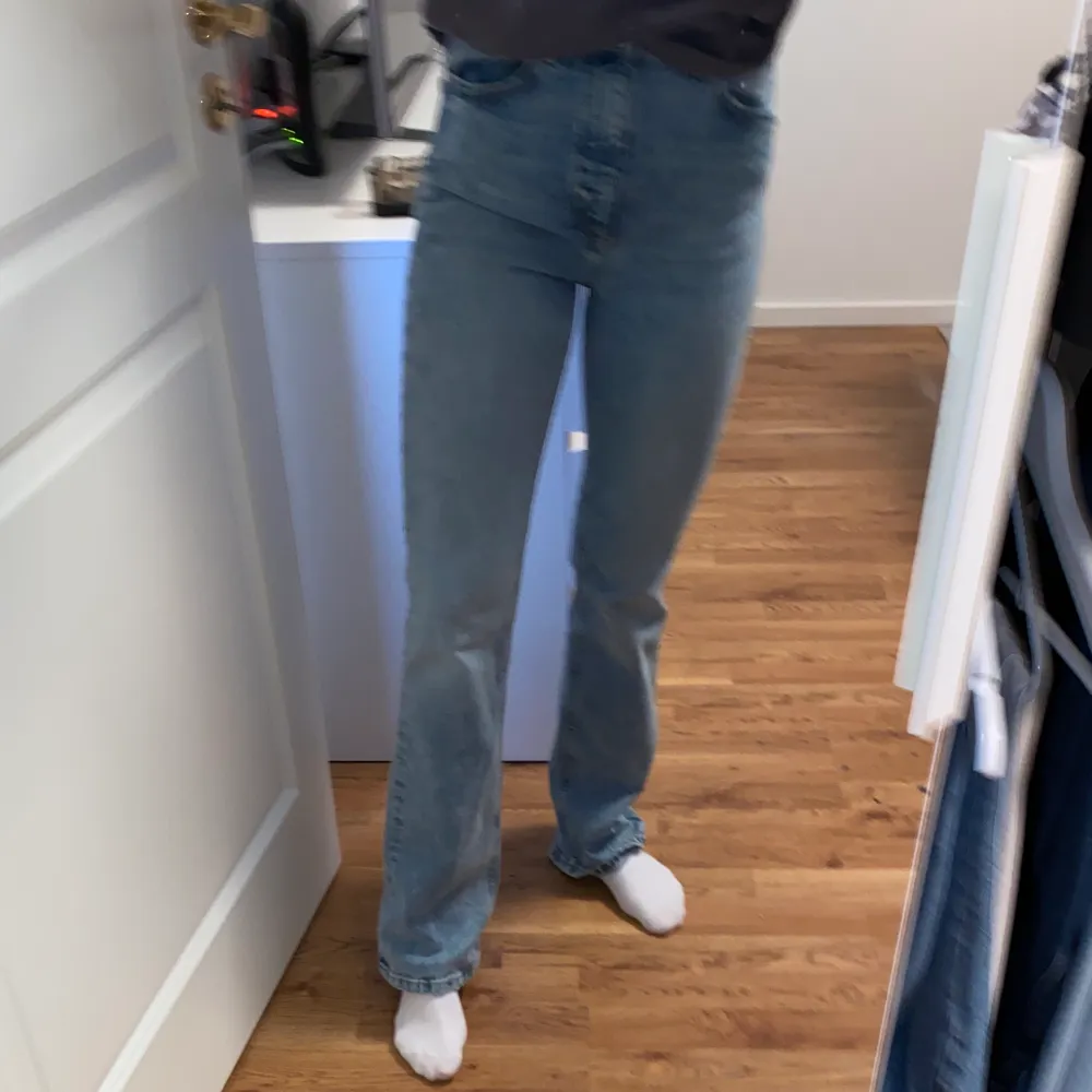 Säljer mina zara jeans då dem inte kommer till användning, denna modell är slutsåld. Jag är ca 173 cm lång. Storlek 36 . Jeans & Byxor.