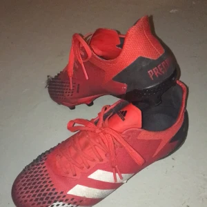 Adidas Fotbollsskor - Säljer fina fotbollsskor, använt få gånger , köpta för 1 200 , bra skick   Använder ej för att dem är för små