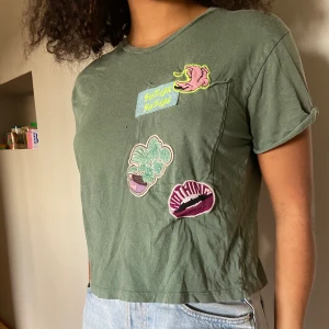 Grön T-shirt från bershka med detaljer  - lite croppad, lös, jätteskönt tyg