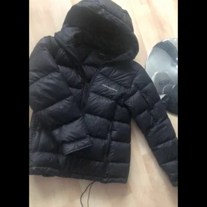 Svart peakjacka  - Använd en vinter om ens knappt de, så alldeles ny. Sitter som xs