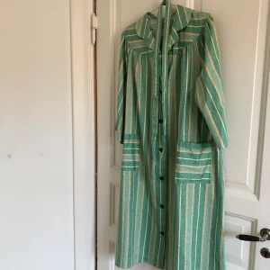 Ljusgrön klänning - Klänning köpt second hand. Kommer tyvärr inte till användning. Köpare står för frakt🌸🌸