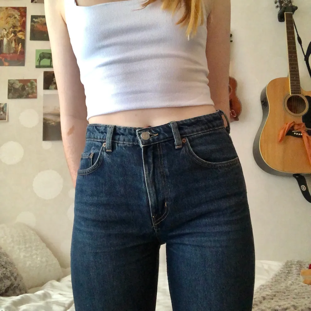 Säljer dessa mörkblå weekday-jeans i modellen Seattle! Jag har storlek 27-28 och är 174 cm lång. Kan mötas i Göteborg, annars tillkommer frakt :) (har en liten slitning på ena fickan). Jeans & Byxor.