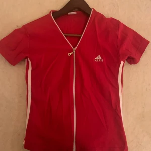 Adidas retro topp strl m  - Snygg Addis top/ crop tröja. Köpt secondhand i LA. Strl M 