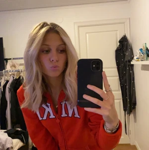 Nike zip kofta  - Röd vintage Nike zip tröja. Kommer tyvärr inte till användning därför säljer jag. Storlek XS/S 