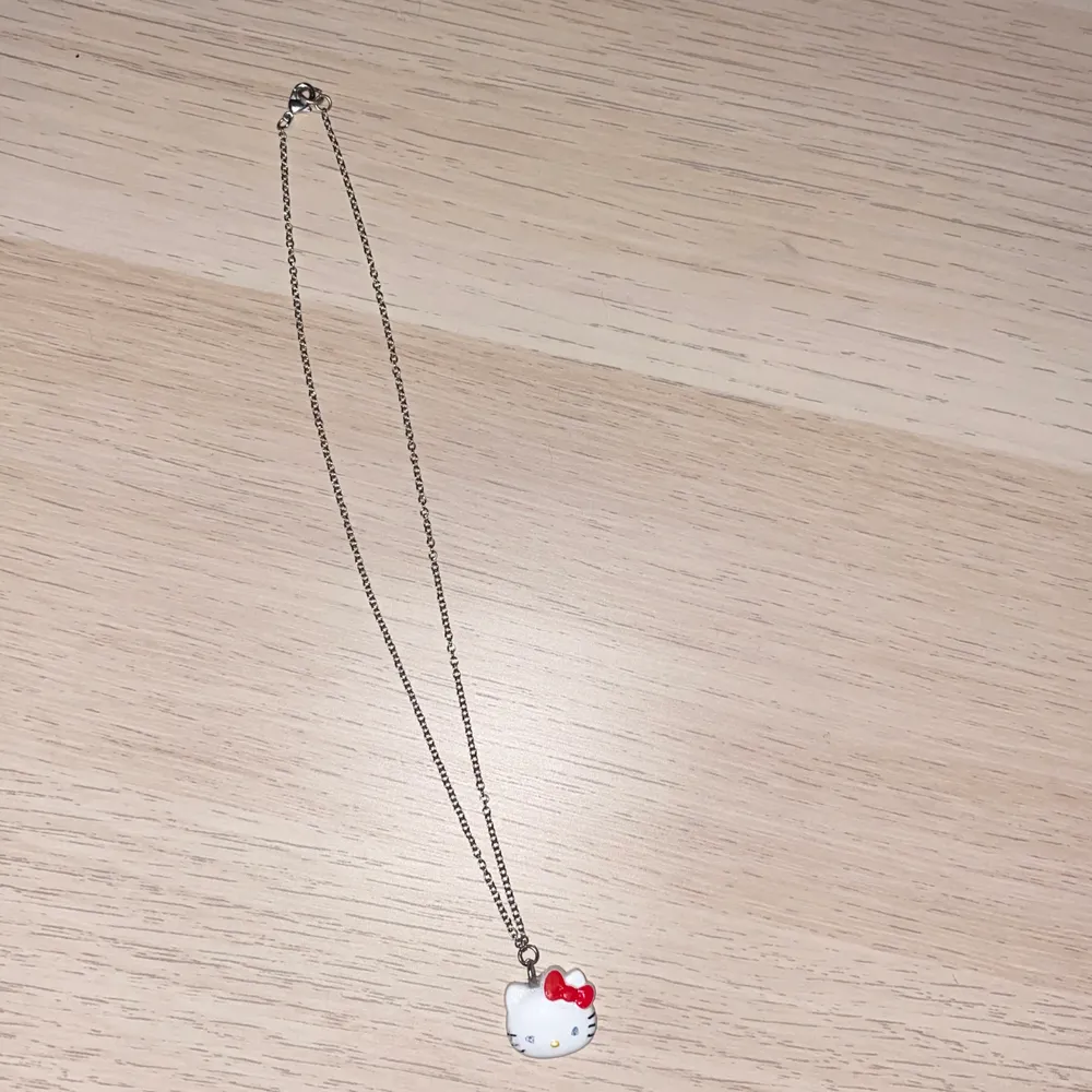 Säljer detta hello kitty halsband som jag gjort själv. (Som man ser på bilden så är själva figuren lite sliten, men inget som riktigt märks på längre håll) 20kr+frakt. Accessoarer.