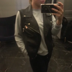 Skinn väst - Säljer min fina skinn väst! Frakt 63kr