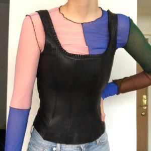 Vintage korsett/stay - #plickgift Vintage korsett/stay i äkta läder! storlek 36-42/S-L skille jag säga, då den är väldigt justerbar med snörningen baktill. Sjukt bra skick, har inga skavanker överhuvudtaget, och mycket fint fodrad. Ev. Budning i kommentarerna.