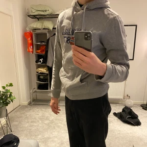 Napapijri hoodie  - Skitsnygg napapijri hoodie, knappt använd och inga defekter. Nypris är 1200. Buda i kommentarerna. Storlek medium