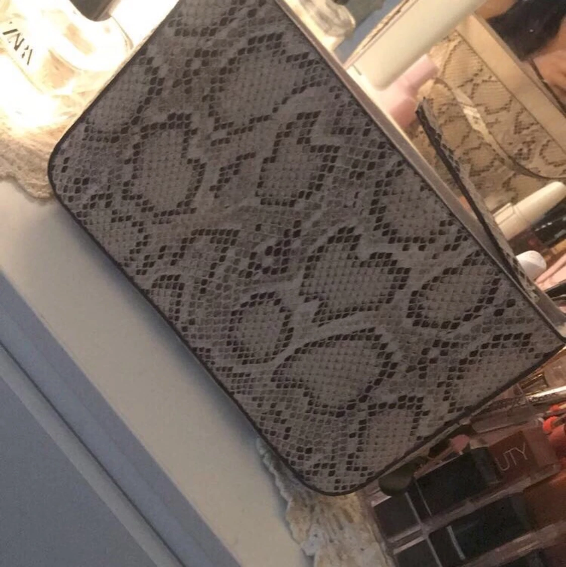 Ormskinnsmönstrad väska - 90