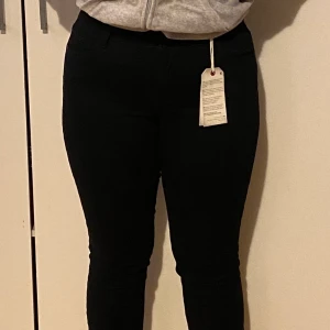 Jeans  - Svarta jeans aldrig använda. Mjukt material storlek 29/32 aldrig använda.