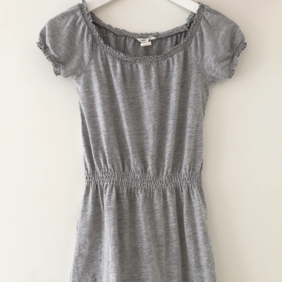 Grå of shoulder klänning 🤍